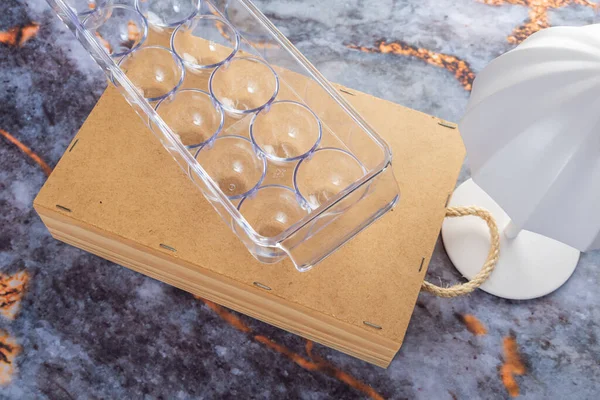 Koyu mermer arka planda günlük ev aletleri