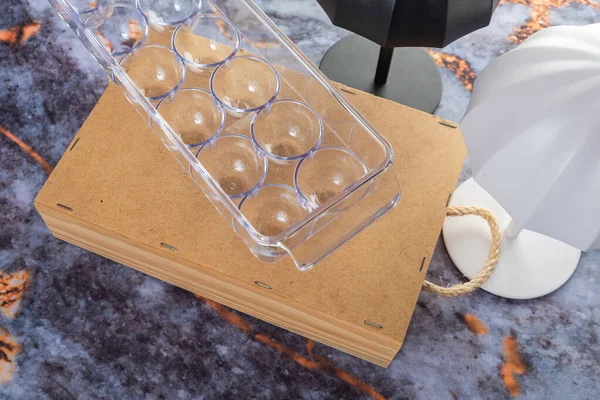 Koyu mermer arka planda günlük ev aletleri