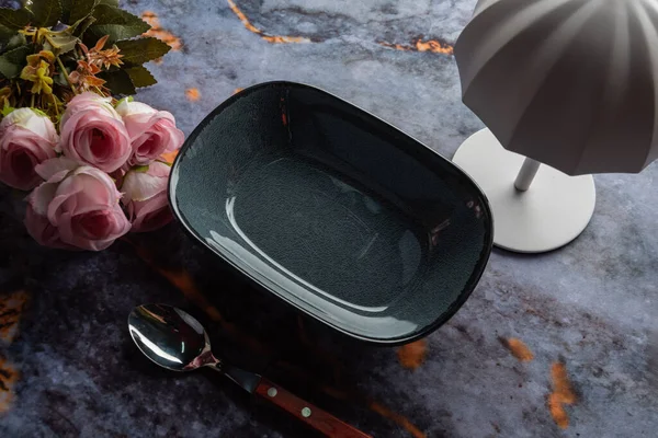 Koyu mermer arka planda günlük ev aletleri