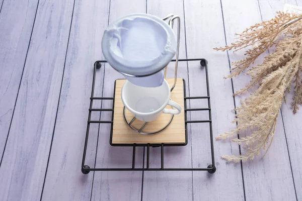 Ahşap arka planda günlük ev aletleri