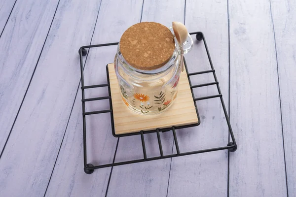 Ahşap arka planda günlük ev aletleri