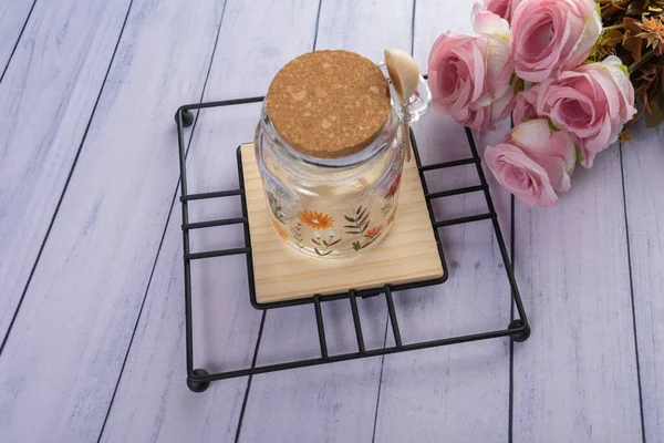 Ahşap arka planda günlük ev aletleri