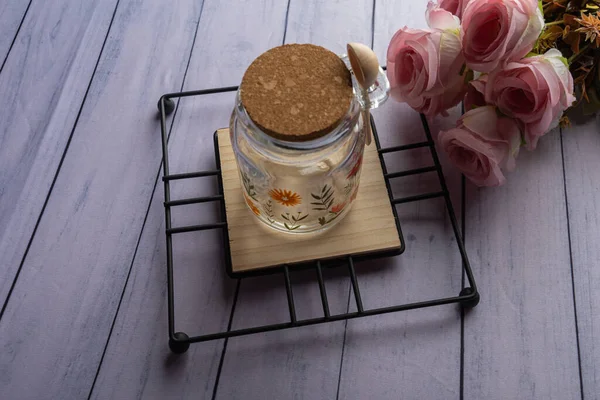 Ahşap arka planda günlük ev aletleri