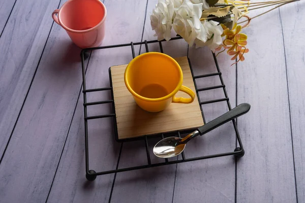 Ahşap arka planda günlük ev aletleri