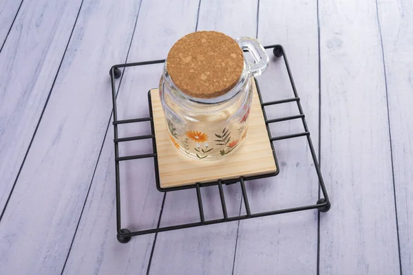 Ahşap arka planda günlük ev aletleri