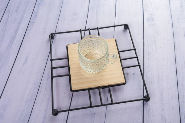 Ahşap arka planda günlük ev aletleri