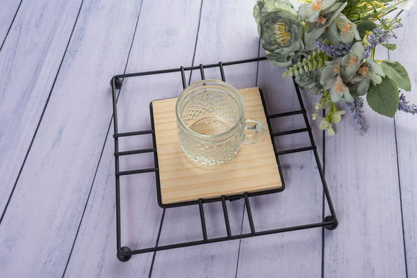 Ahşap arka planda günlük ev aletleri