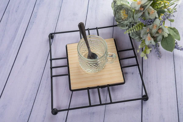 Ahşap arka planda günlük ev aletleri