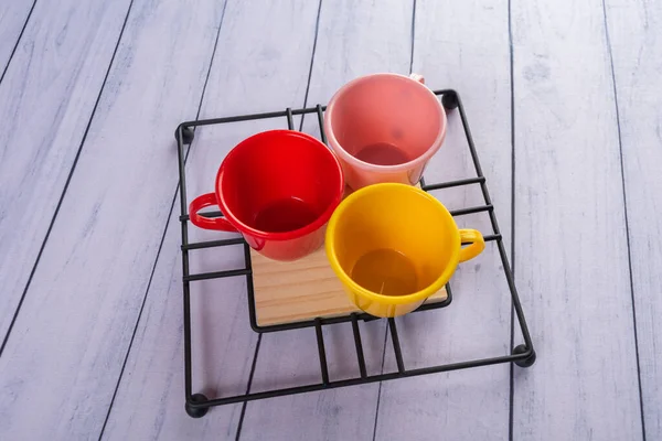 Ahşap arka planda günlük ev aletleri