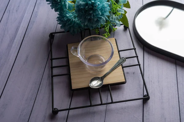 Ahşap arka planda günlük ev aletleri