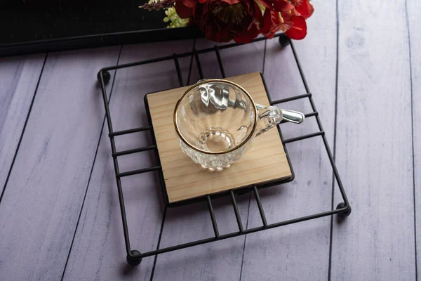 Ahşap arka planda günlük ev aletleri