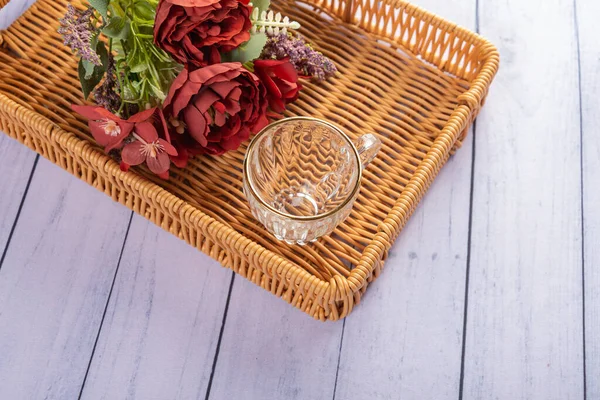 Ahşap arka planda günlük ev aletleri