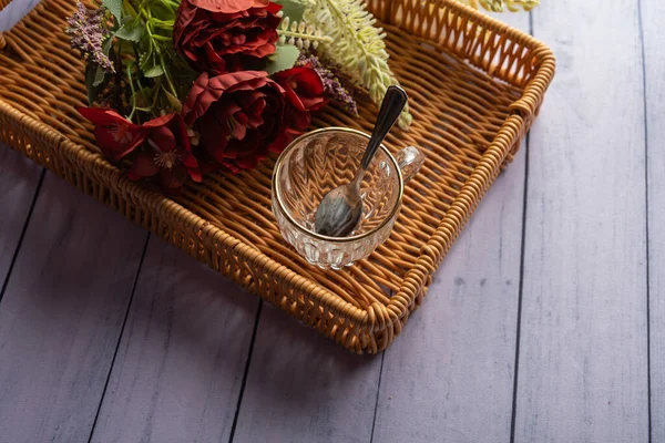 Ahşap arka planda günlük ev aletleri