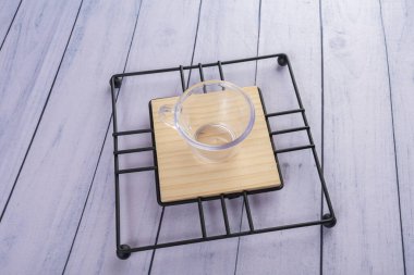 Ahşap arka planda günlük ev aletleri