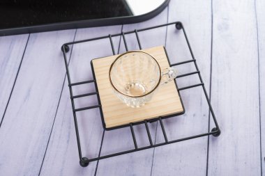 Ahşap arka planda günlük ev aletleri