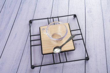 Ahşap arka planda günlük ev aletleri