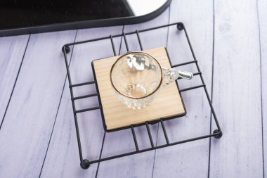 Ahşap arka planda günlük ev aletleri