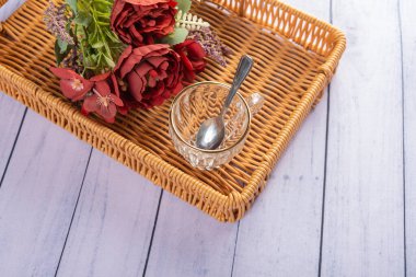 Ahşap arka planda günlük ev aletleri