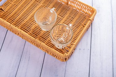 Ahşap arka planda günlük ev aletleri