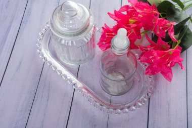 Ahşap arka planda günlük ev aletleri