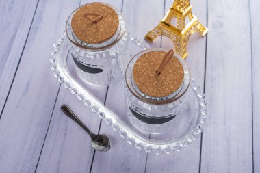 Ahşap arka planda günlük ev aletleri