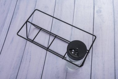 Ahşap arka planda günlük ev aletleri