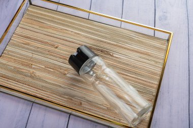 Ahşap arka planda günlük ev aletleri