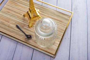 Ahşap arka planda günlük ev aletleri