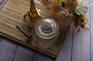 Ahşap arka planda günlük ev aletleri