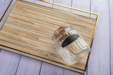 Ahşap arka planda günlük ev aletleri