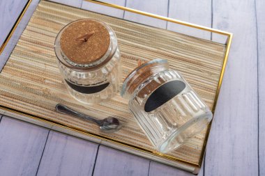 Ahşap arka planda günlük ev aletleri