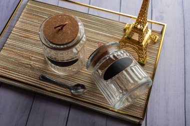 Ahşap arka planda günlük ev aletleri