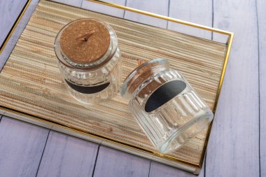 Ahşap arka planda günlük ev aletleri