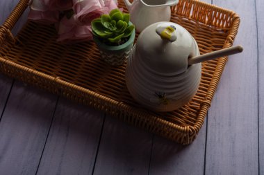 Ahşap arka planda günlük ev aletleri