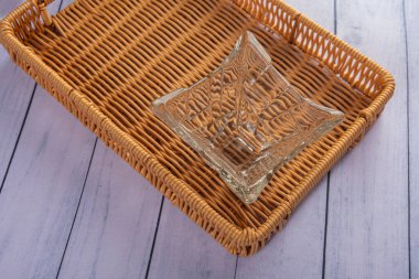 Ahşap arka planda günlük ev aletleri