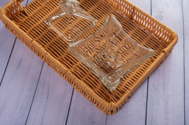 Ahşap arka planda günlük ev aletleri