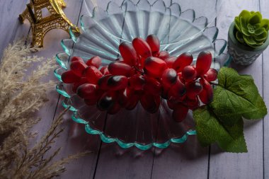 Ahşap arka planda günlük ev aletleri