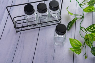 Ahşap arka planda günlük ev aletleri