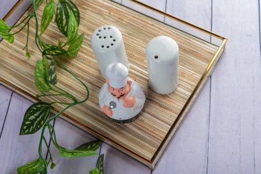 Ahşap arka planda günlük ev aletleri