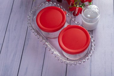 Ahşap arka planda günlük ev aletleri