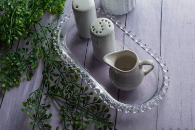 Ahşap arka planda günlük ev aletleri