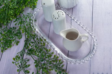 Ahşap arka planda günlük ev aletleri