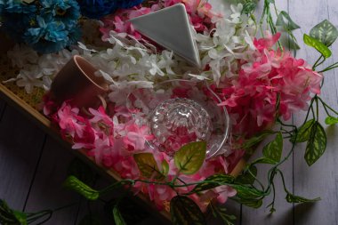 Ahşap arka planda günlük ev aletleri