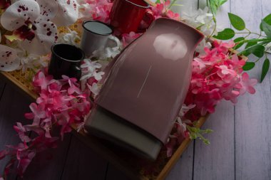 Ahşap arka planda günlük ev aletleri