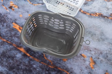 Koyu mermer arkaplana yerleştirilmiş çamaşırhane araçları