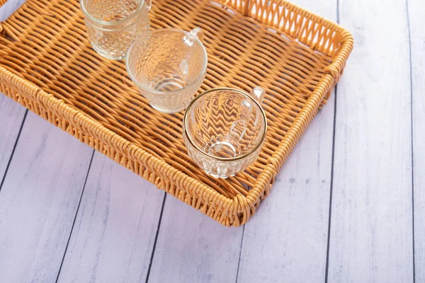 Ahşap arka planda günlük ev aletleri