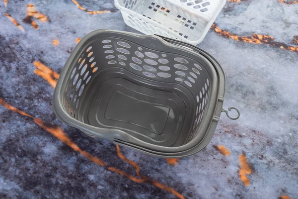 Koyu mermer arkaplana yerleştirilmiş çamaşırhane araçları