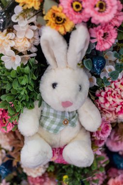 Çiçekli bayram sahnesinde Paskalya tavşanı