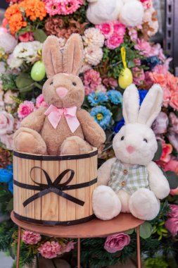 Çiçekli bayram sahnesinde Paskalya tavşanı