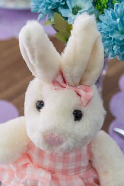 Çiçekli bayram sahnesinde Paskalya tavşanı